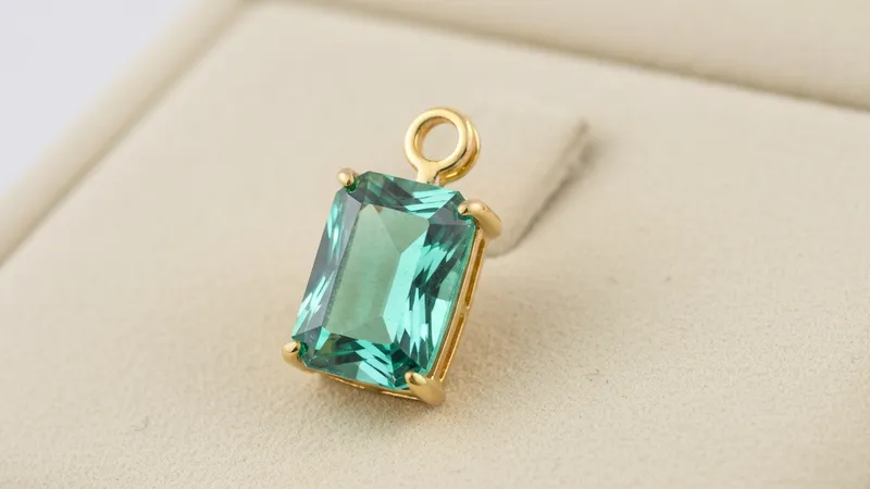 Blog spécialisé bagues émeraude sur écran d'ordinateur